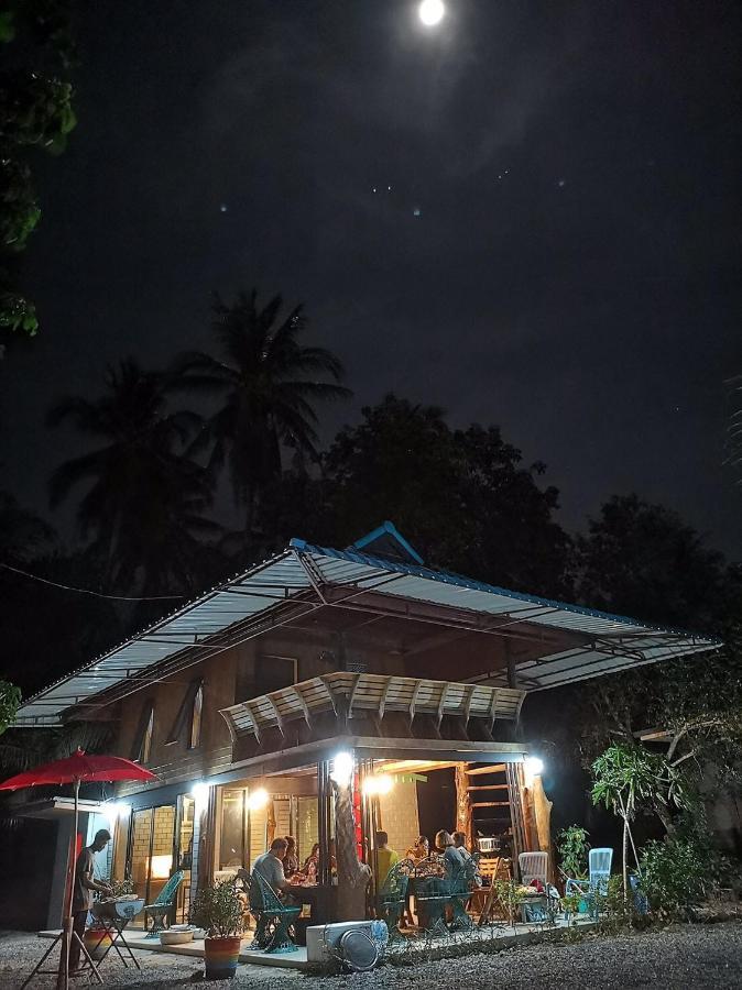 Bed and Breakfast Baantia Chomtawan Сураттхани Экстерьер фото